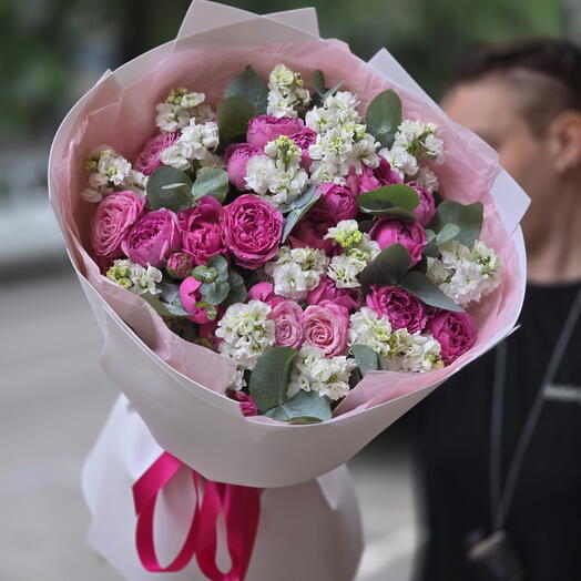 Букет из кустовых роз и матиолы 💕