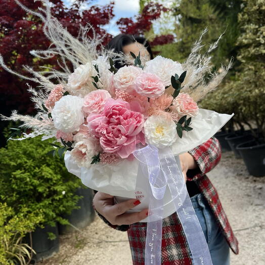 Композиция с пионами и пионовидными розами♥️