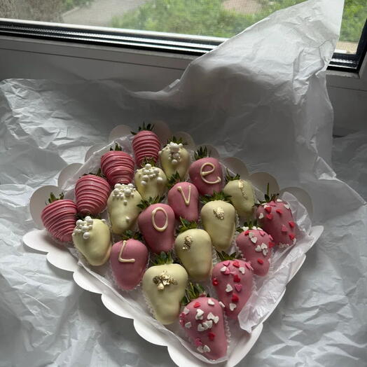 Набор клубники в шоколаде LOVE