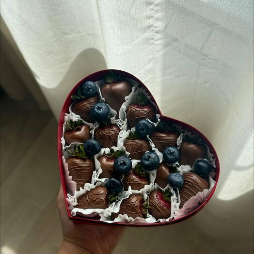 Клубника в шоколаде с голубикой