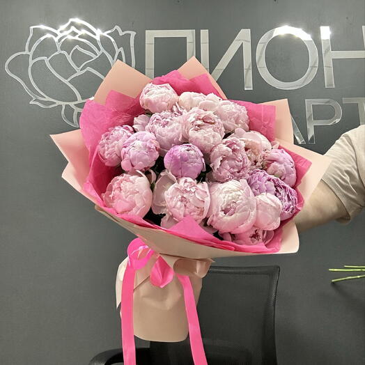 Букет из 19 пионов