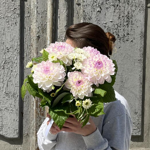 Композиция с георгинами и сантини
