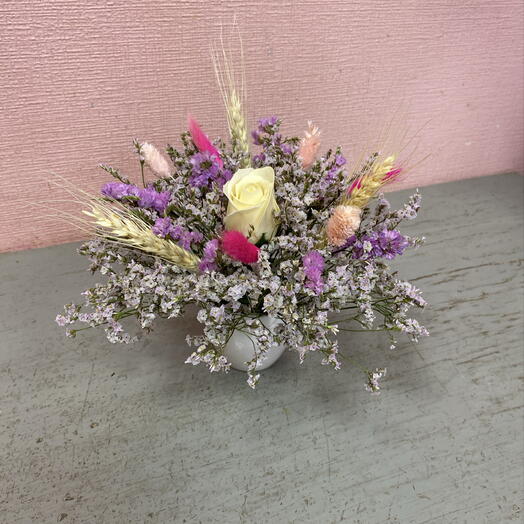 Composition of dried flowers in ceramics