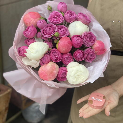 Ягодный букет пионов с розами + подарок от Vivienne Sabo — румяна MACARON