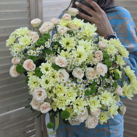💐Воздушная гармония — букет из кустовых роз, хризантем и ромашки + подарок от Vivienne Sabo — румяна MACARON