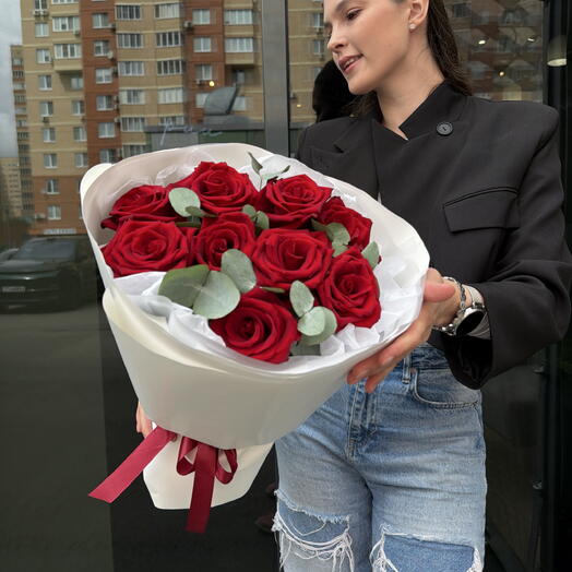 Монобукет из роз и эвкалипта
