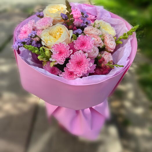 Яркий,сборный дофаминовый букет с пионовидной розой и антирринумом