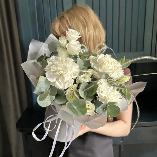 Стойкая композиция с белоснежными гвоздиками, лизиантусом, эвкалиптом и ковылем