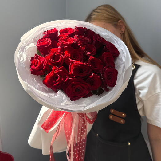 Букет 19 красных роз