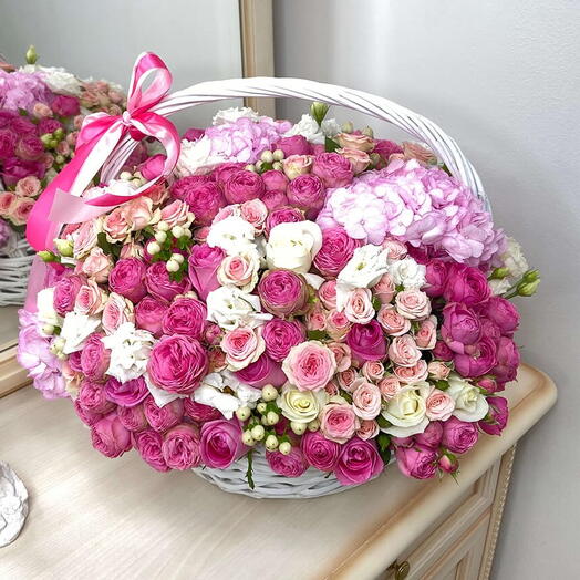 Большая корзина с пионовидными розами - 89 шт
