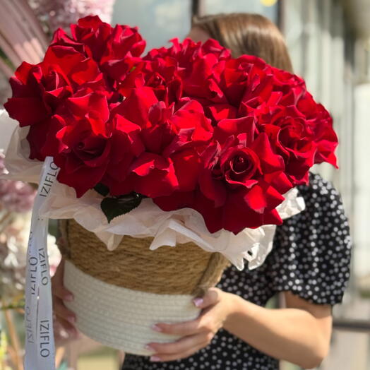 Композиция из ажурных красных роз в корзине 🌹