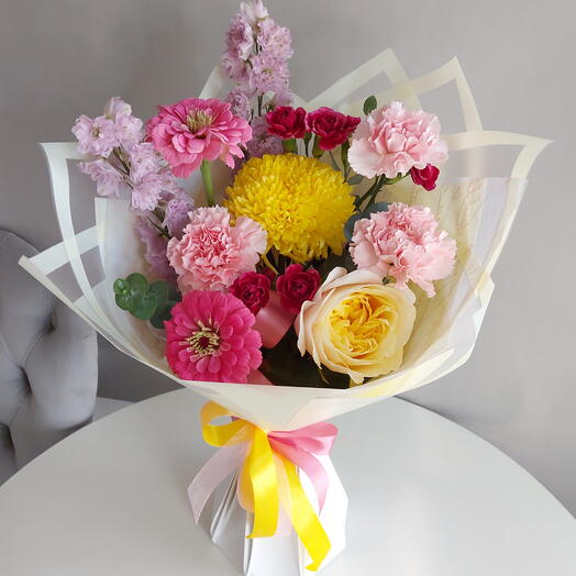 Дофаминовый букет с хризантемой, Дельфиниумом, диантусами, циннией, пионовидной розой INVAZA
