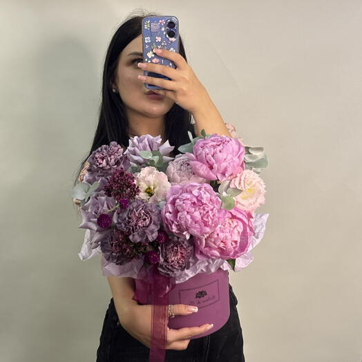 Шляпная коробка с пионами и садовыми цветами 💜
