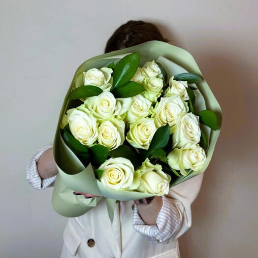 Букет из белой розы с рускусом