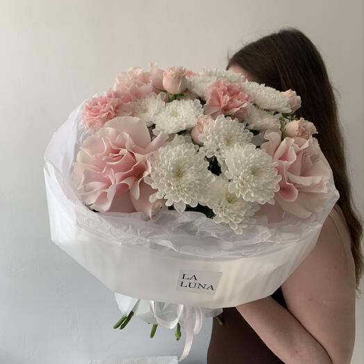 Букет с французскими розами, кустовыми розами, хризантемой и диантусами