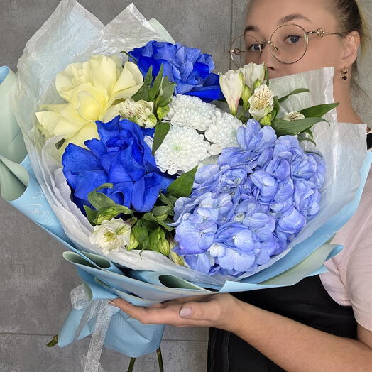 Букет с синими розами💙 
Французские розы, гортензия, хризантема и альстромерии🤍