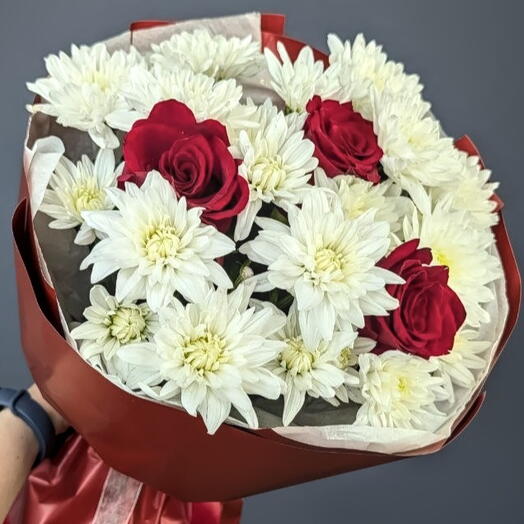 Букет из 3 роз и 4 кустовых хризантем