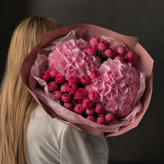 Pivoine · букет с розовой гортензией и кустовой розой