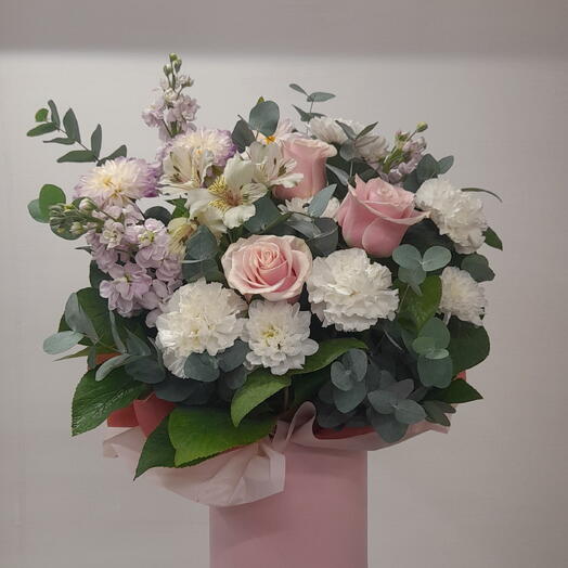 Коробка из роз, георгинов, маттиолы и эвкалипта