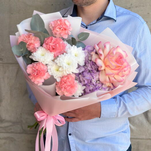 Нежный букет из гортензии , французской розы и диантусов Arenaflowers арт: 003