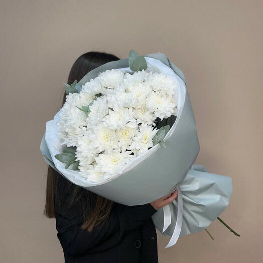 Букет с кустовой хризантемой и эвкалиптом (М) 🌼