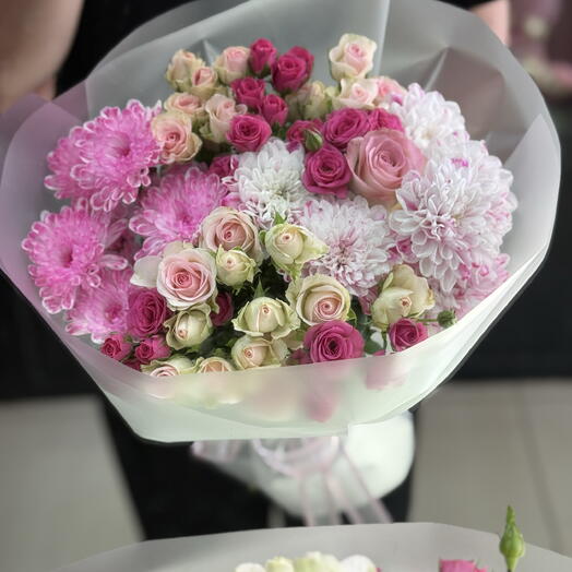 Букет из хризантемы и кустовой розы💕
