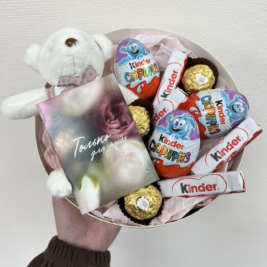 Подарочный набор со сладостями и мягкой игрушкой