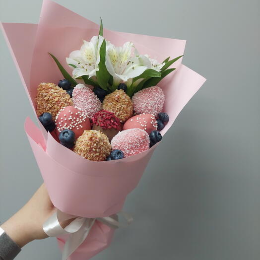 Букет комплимент из 🍓 в шоколаде и альстромерии