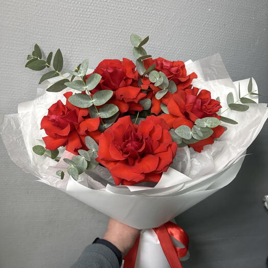 Букет алых французских роз