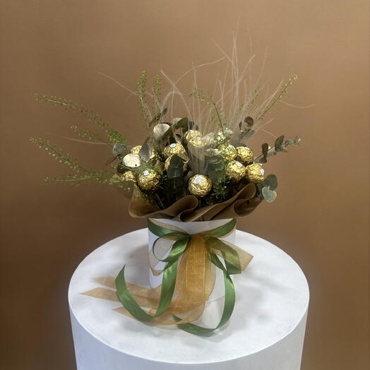 Композиция из конфет Ferrero Rocher
