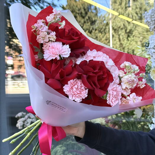 Букет с французскими розами, кустовой маттиолой, диантусами и гортензией