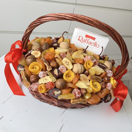 Корзина с сухофруктами и конфетами