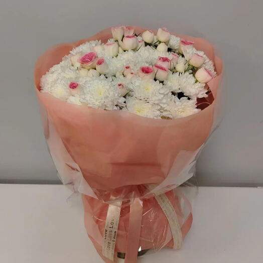 Букет из хризантем и кустовых роз