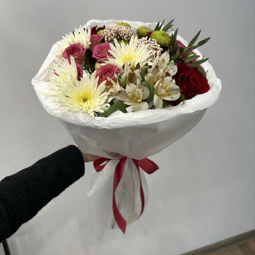 Букет с красными розами, кустовыми розами, альстромерией, хризантемой