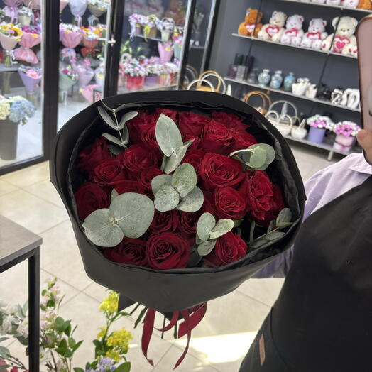 Букет из Кенийских роз в стильном упаковке 💕