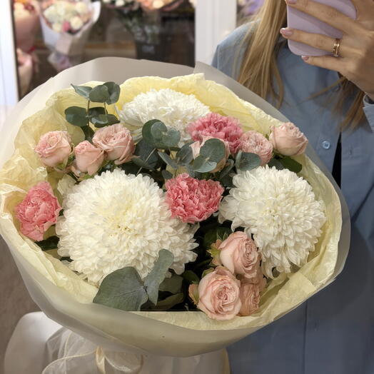 Букет из кустовой розы, диантусов и хризантем 🌸