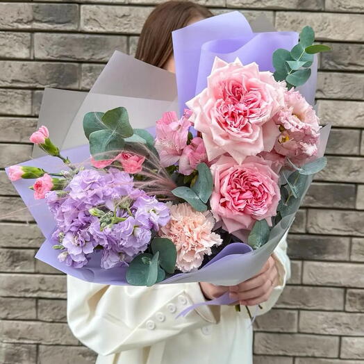 Авторский букет с пионовидной розой Хитоми и маттиолой.Leoraflowers 5118