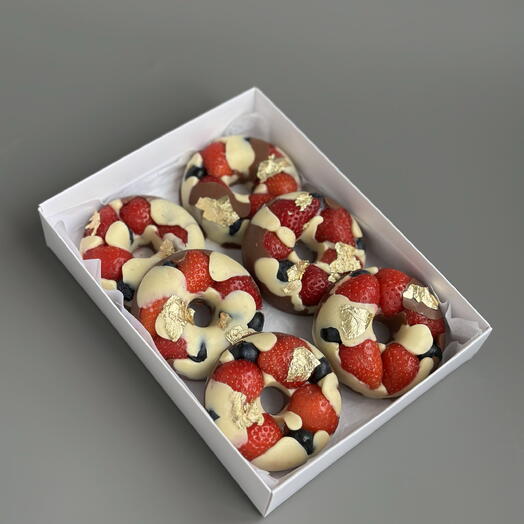 Трендовые шоколадные пончики с клубникой и голубикой