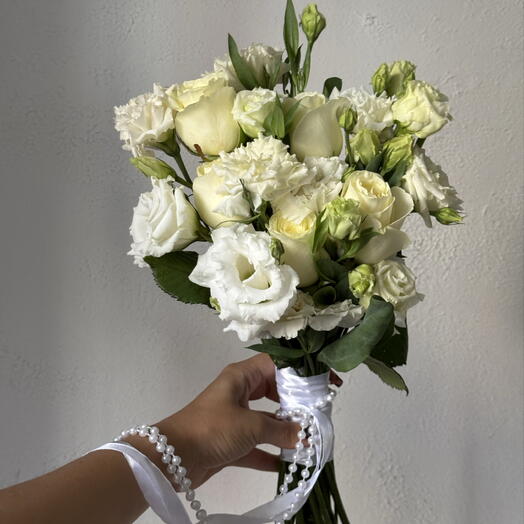 AlexFlower Wedding: букет Невесты из
Нежной Эустомы, роз и бус