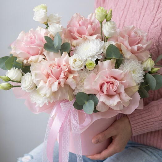 Нежная композиция в коробке с французской розой, хризантемой и эустомой🌸