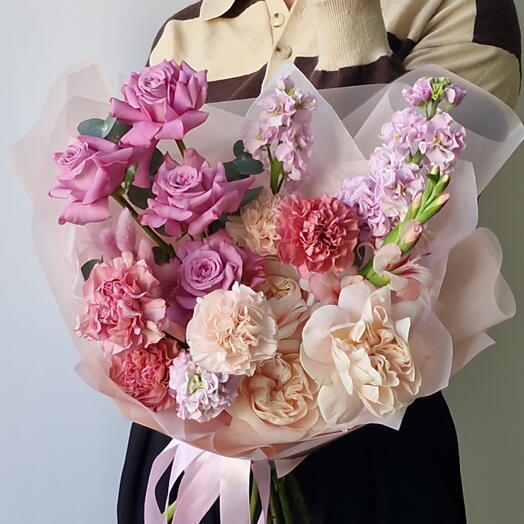 Нежный букет с розами и маттиолой🌸
