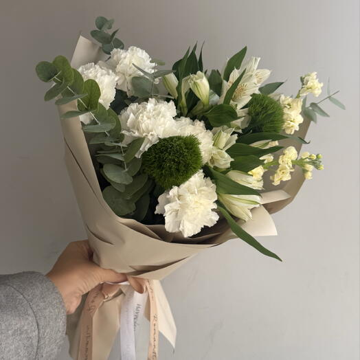 Белые гвоздики с альстромерией