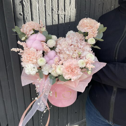 Воздушная композиция с гортензией и ажурными диантусами в бархатной коробке