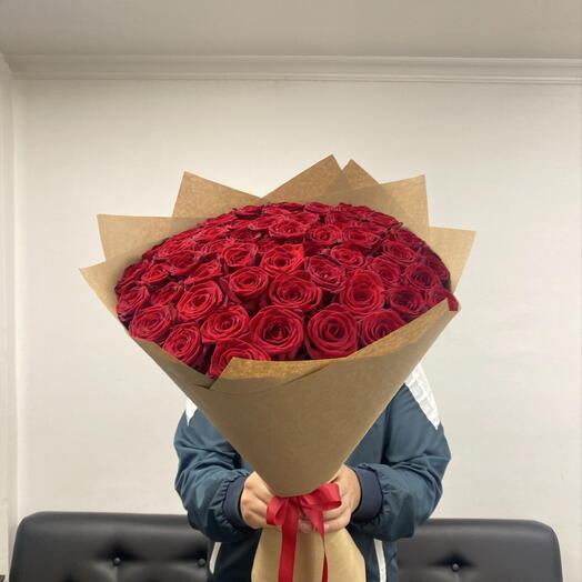 Красные розы в крафт упаковке 🥰🥰🥰