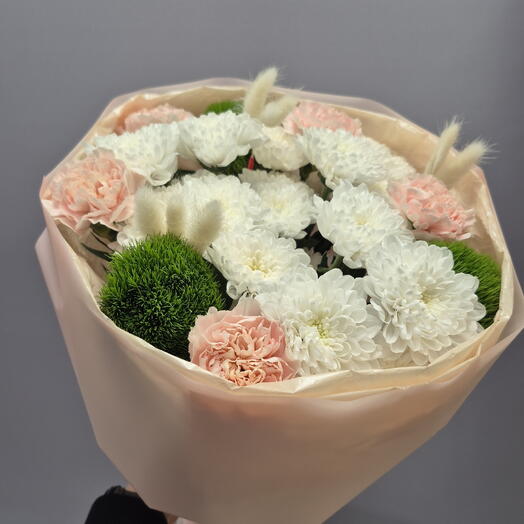 Букет из хризантем и диантусов