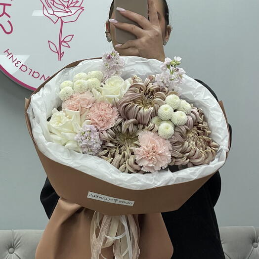 Букет с импортными одноголовыми хризантемами и маттиолой