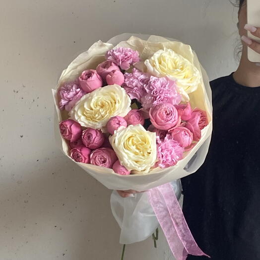 Букет с пионовидной кустовой розой, розой Кэндл Лайт и Диантусами 🌸 Размер S