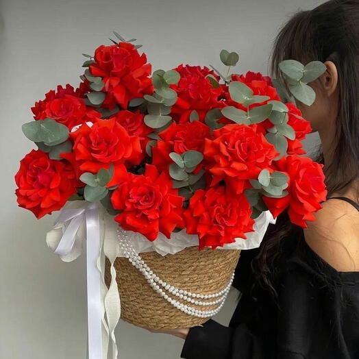 Корзина с алыми крупными розами 21 штука и эвкалипт