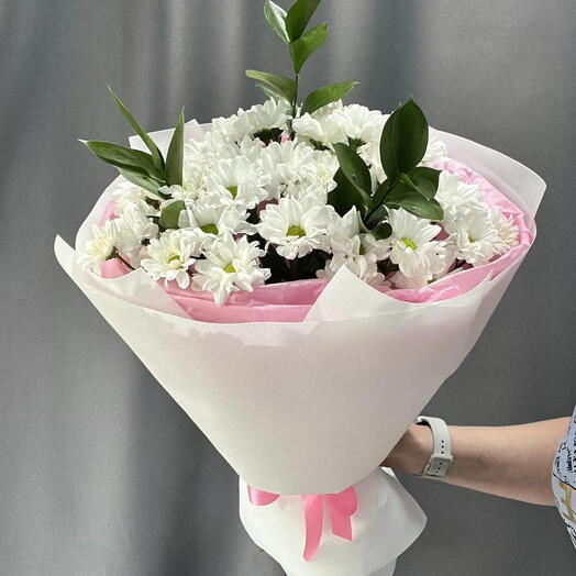 Букет из 5 хризантем с рускусом
