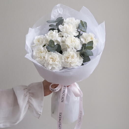 Букет из белых диантусов 9 шт. с эвкалиптом от XOFLOWERS